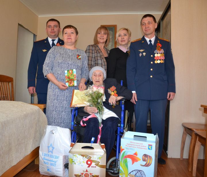 В Мензелинске агитбригада поздравила 98-летнего ветерана Азгарию Шакирову с Днем Победы