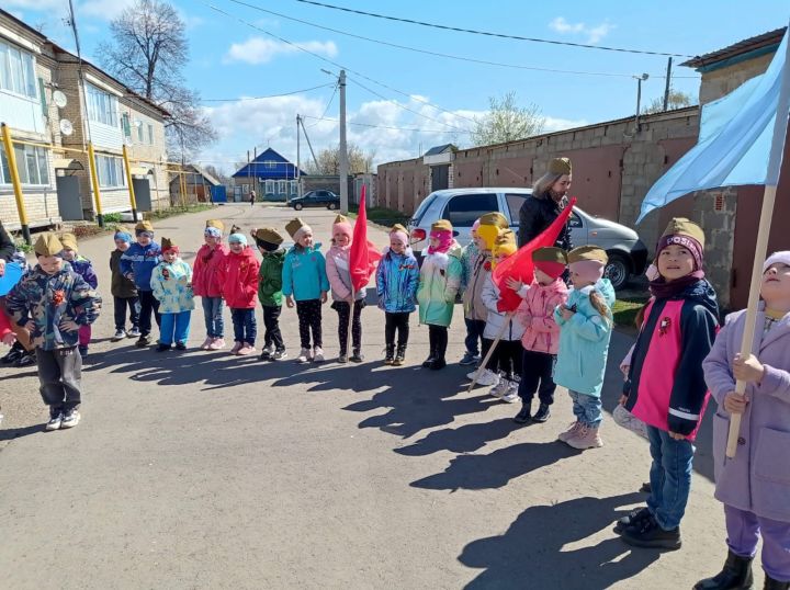 Агитбригада воспитанников Детского сада N5 "Зоренька" г.Мензелинск выступила с концертом перед пожилыми жителями своего микрорайона