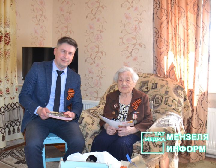 В Мензелинске поздравили 98-летнюю участницу ВОВ Пелагею Казакову с Днем Победы