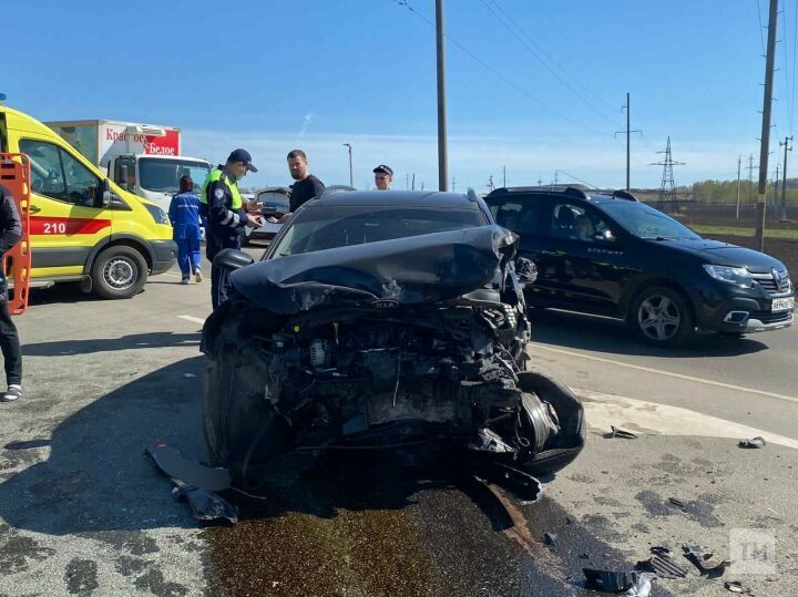 Четыре человека пострадали в массовом ДТП на трассе в Татарстане