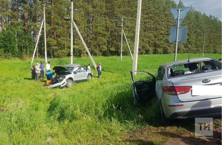 В результате страшного ДТП на трассе в Татарстане погибла девочка и 6 человек пострадали