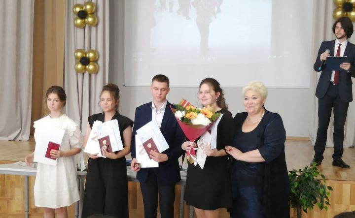 Среднюю школу №1 города Мензелинска с медалью окончили 4 ученика