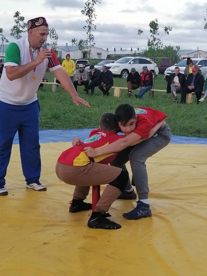 В юношеском межрайонном турнире по борьбе корэш, прошедшем в Калмурзино, приняли участие 68 борцов