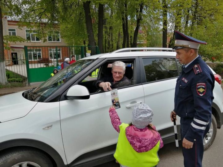 В Татарстане сотрудники Госавтоинспекции проводят акцию «Ребенок - главный пассажир!»