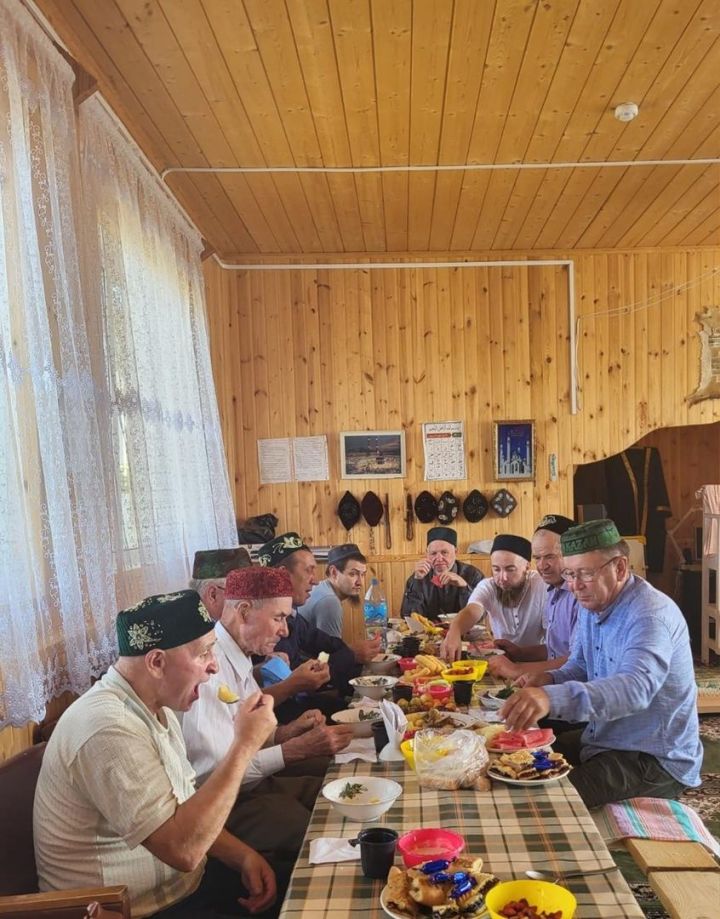 В Тулубаеве прошел праздничный обед из мяса  жертвенных животных