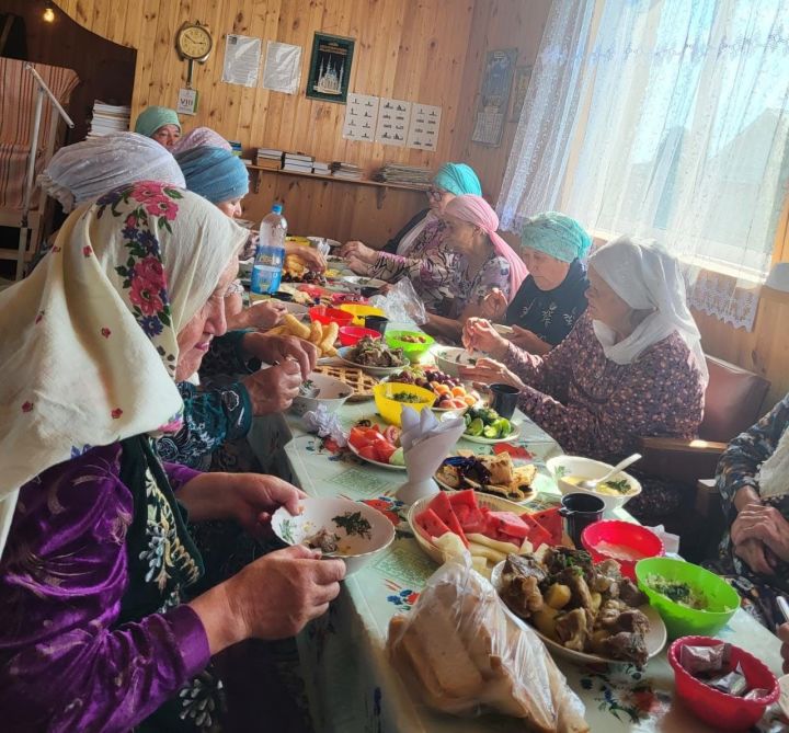 В Тулубаеве прошел праздничный обед из мяса  жертвенных животных