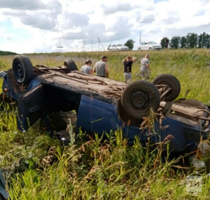 Автомобиль вылетел в кювет и перевернулся в Татарстане, водитель с переломами в больнице