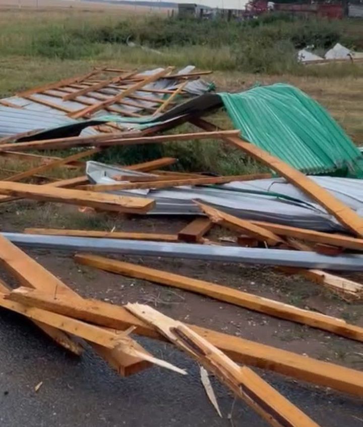 В Мензелинском районе ураганный ветер сорвал крыши и повалил электрические столбы