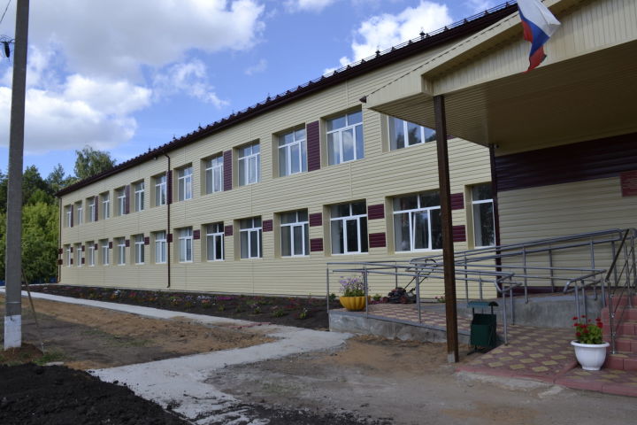 Заместитель председателя Госсовета РТ Марат Ахметов осмотрел отремонтированную Верхнетакерменскую школу Мензелинского района