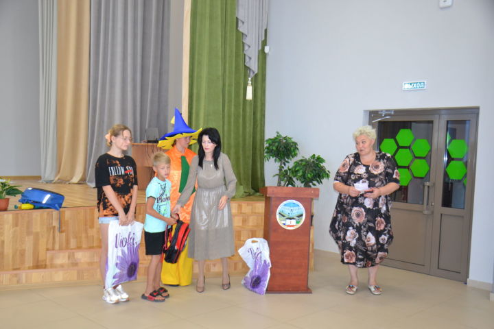 В рамках акции ”Помоги собраться в школу" первоклассникам средней школы № 1 г.Мензелинск были вручены портфели