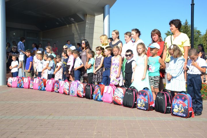 В рамках акции “Помоги собраться в школу” ученикам Мензелинского района вручили портфели