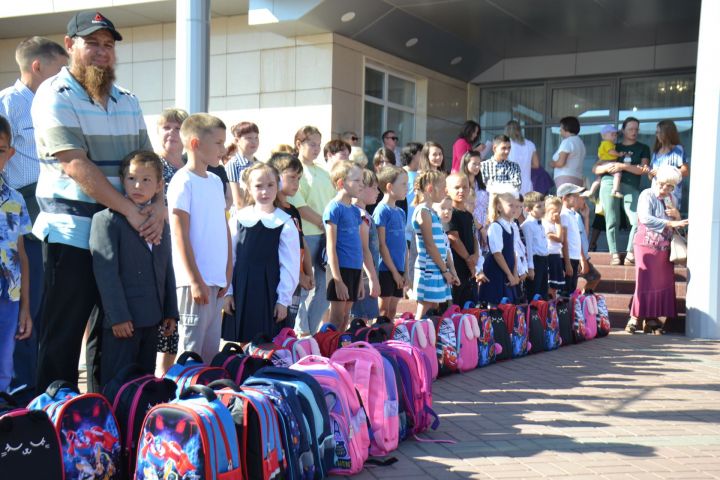 В рамках акции “Помоги собраться в школу” ученикам Мензелинского района вручили портфели