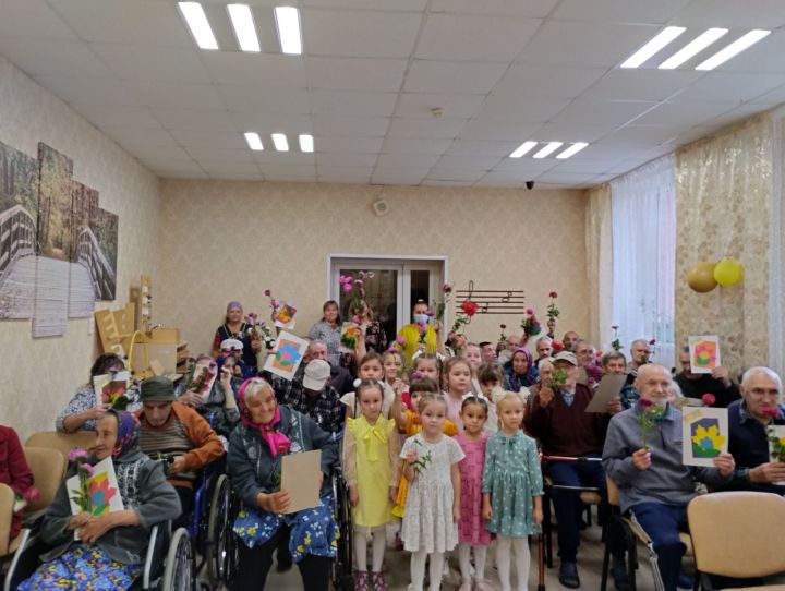 Воспитанники детского сада организовали праздник в Мензелинском доме-интернате
