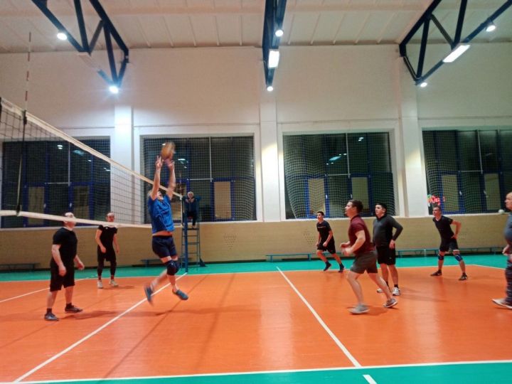 В Мензелинске проходит турнир по волейболу среди организаций