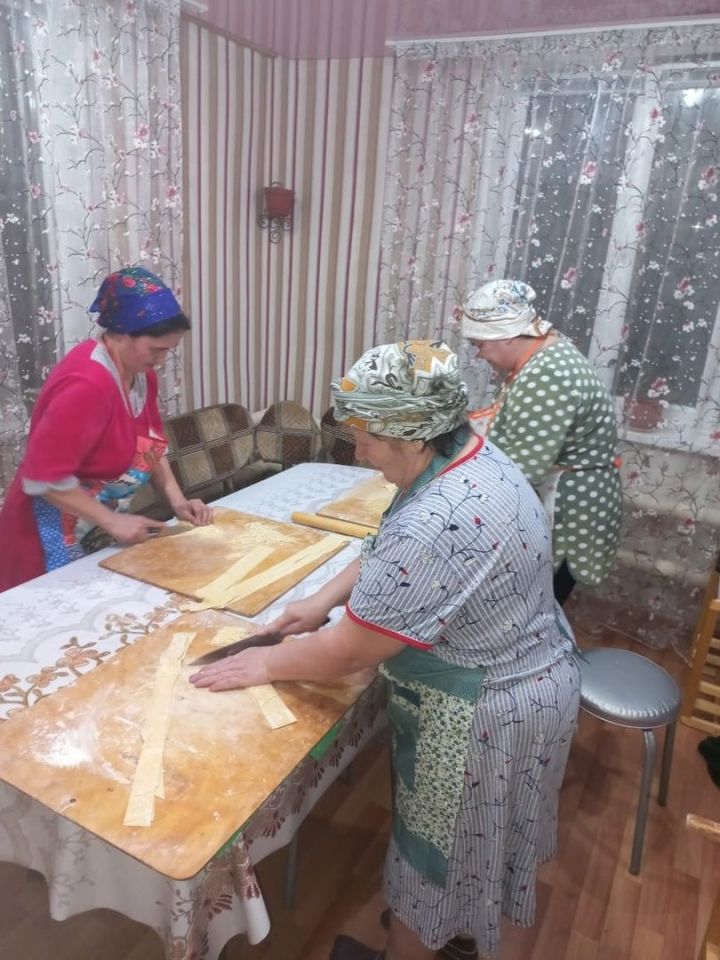 Умелые хозяйки деревни Тегермянче приготовили для мобилизованных домашнюю лапшу
