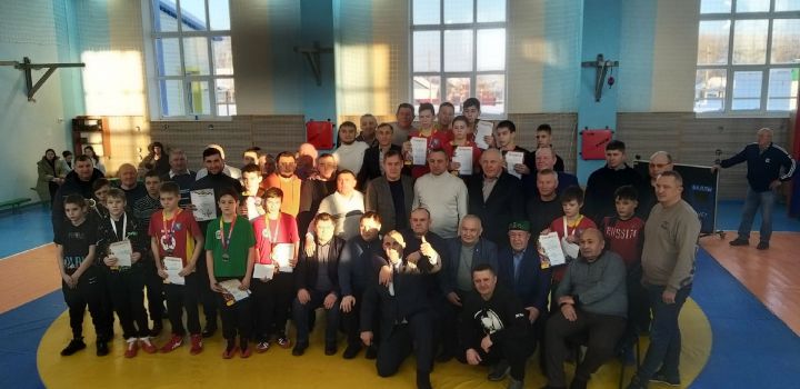 Рамзиль Бадриев во второй раз провел межрайонный турнир по борьбе курэш в честь своего отца