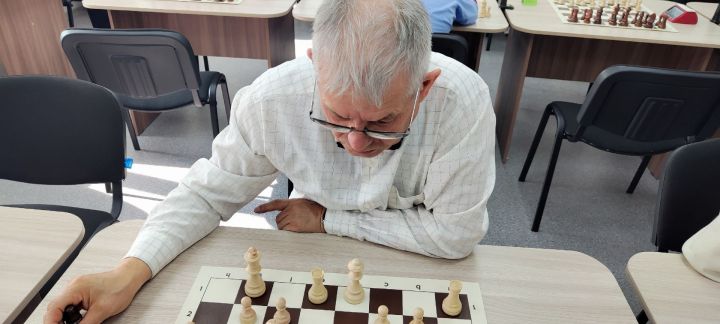 В Мензелинске ветераны и дети соревновались за шахматной доской