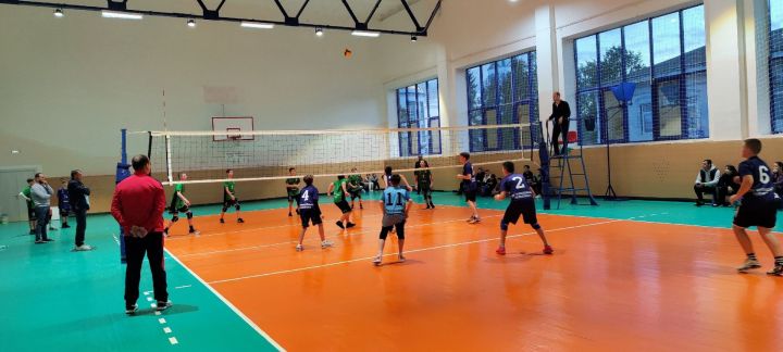 Мензелинские юниоры вышли в четвертьфинал волейбольного турнира