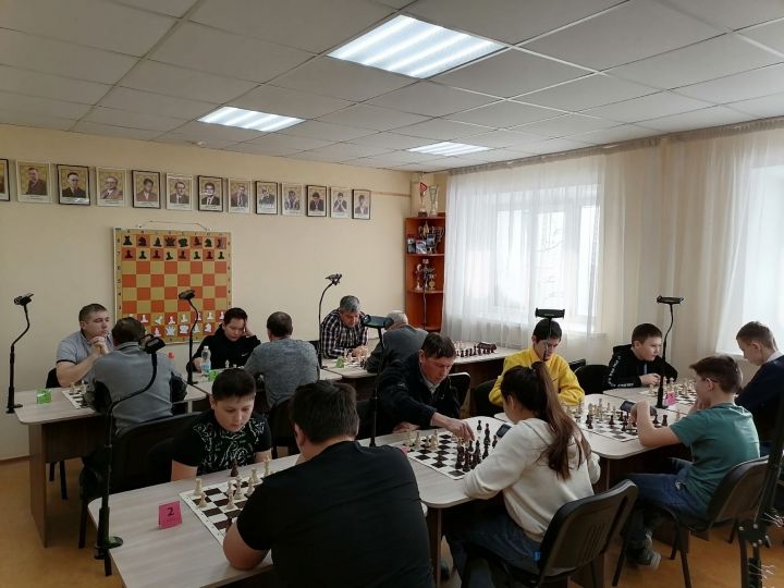 На шахматные соревнования в Мензелинске приехал шахматист  из Оренбурга