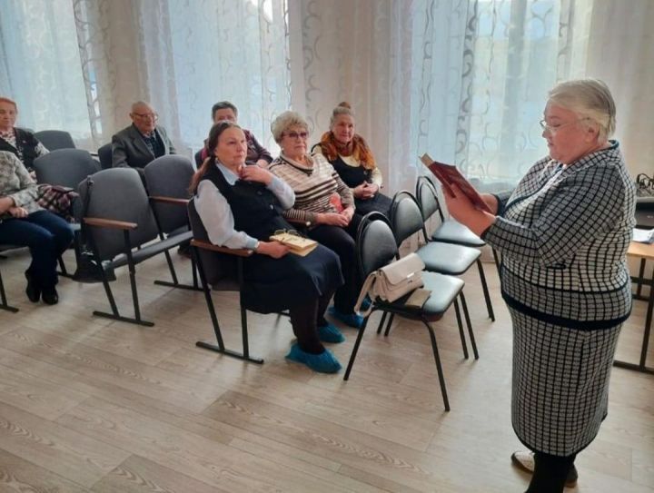 Сотрудники центральной библиотеки провели литературный час в честь мензелинского писателя Вячеслава Шугаева