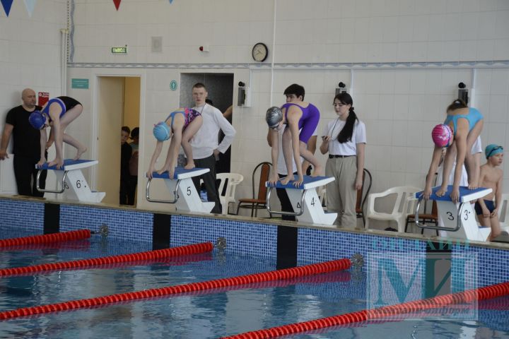 В Мензелинске проходят соревнования по плаванию на приз главы района Айдара Салахова