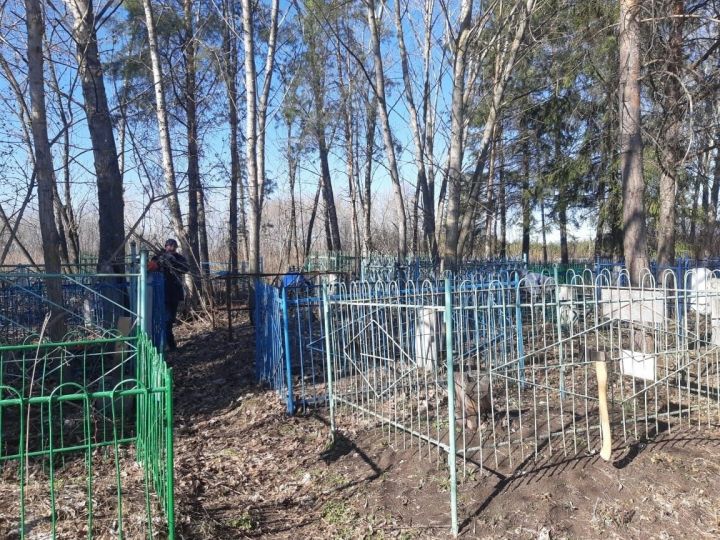 30 апрель көнне Бикбау зиратында чираттагы язгы җыештыру өмәсе уза
