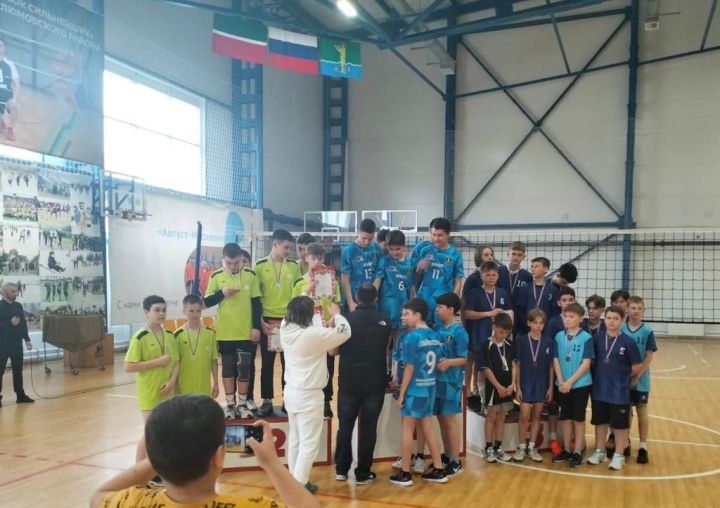 Мензелинские волейболисты заняли 3 место в Муслюмовском районе