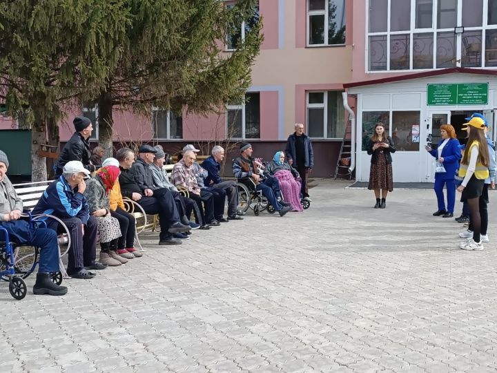 Отряд ЮИД СОШ № 2 напомнил жителям дома -интерната о правилах дорожного движения