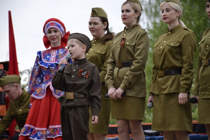 Во дворах Мензелинска звучали военные песни