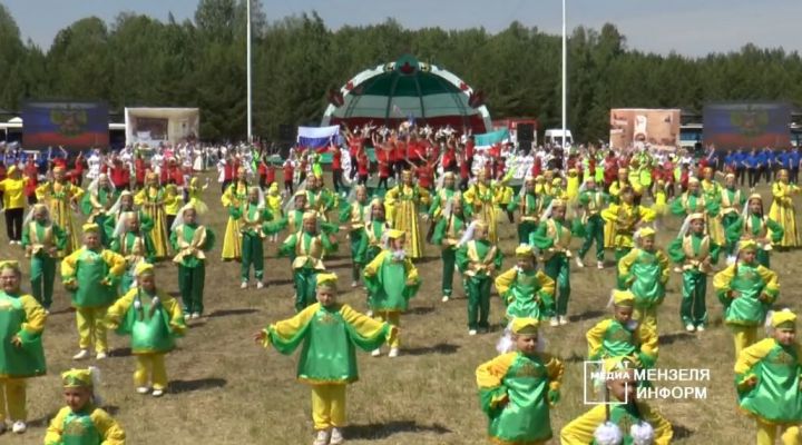 Театрализованное представление «Мензелинского Сабантуя 2023» провели при массовом участии детей