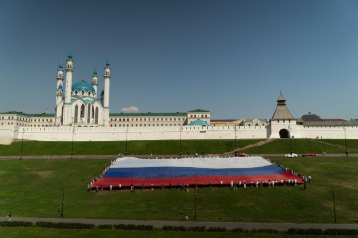 Под Казанским Кремлем развернули самый большой флаг России в ПФО