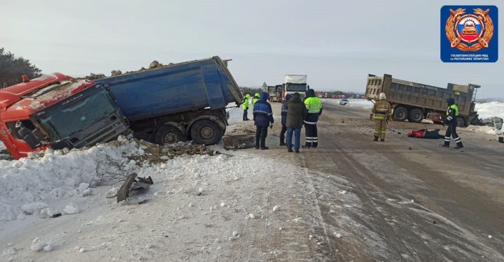 В ДТП с участием двух грузовых автомобилей погибла пассажирка