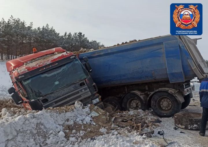 В ДТП с участием двух грузовых автомобилей погибла пассажирка