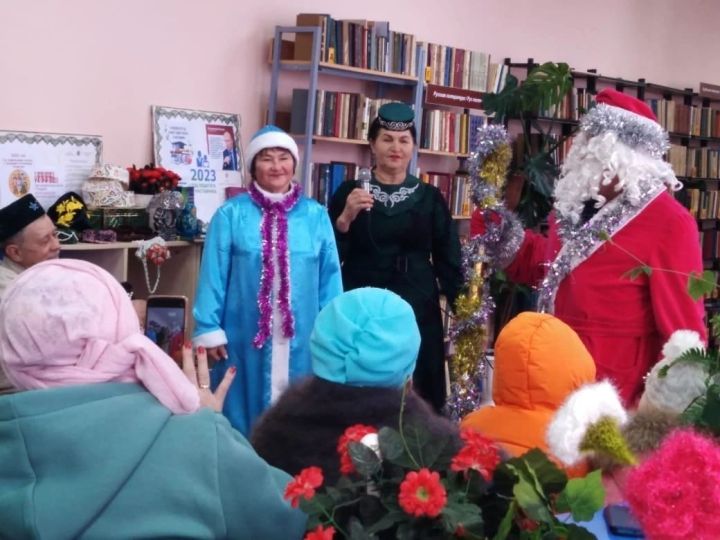 Дед Мороз и Снегурочка поздравили книголюбов села Подгорный Байлар со Старым Новым годом