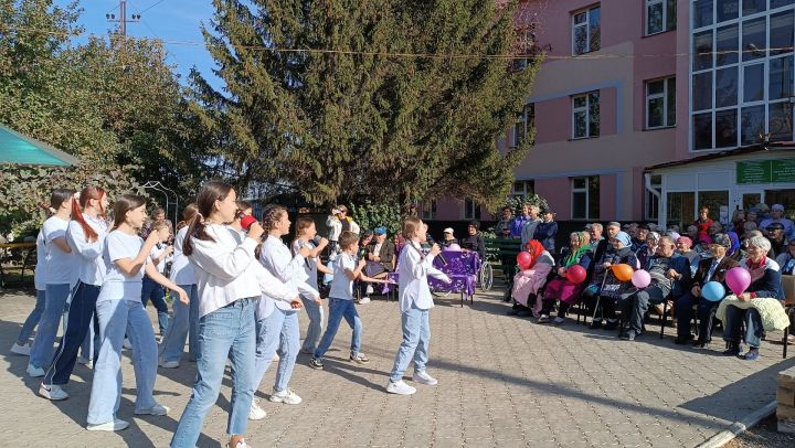 В Мензелинском доме-интернате для пожилых организовали праздник