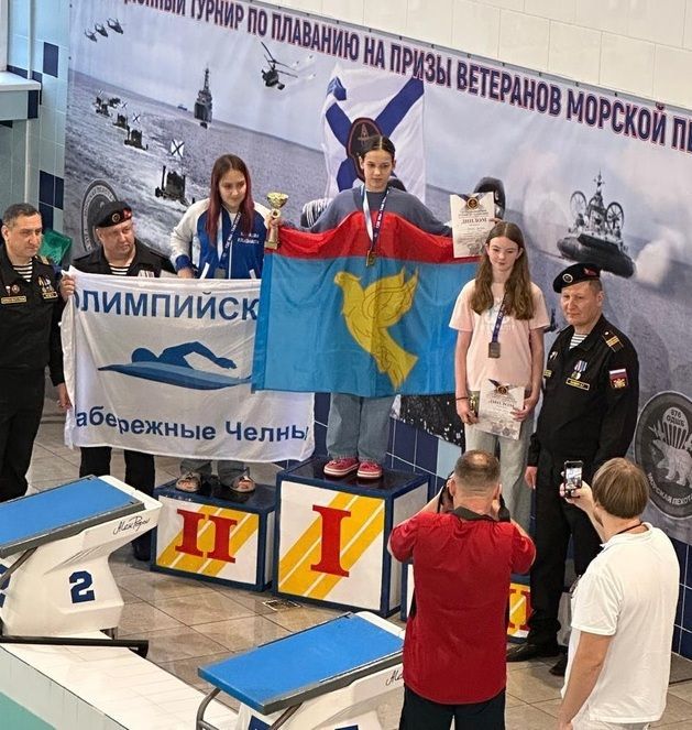 Минзәлә йөзүчеләре диңгез пехотасы ветераннарыннан призларына лаек булдылар
