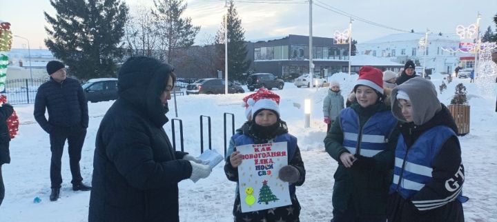 Отряд ЮИД СОШ № 1 провел Новогоднюю акцию по безопасности дорожного движения