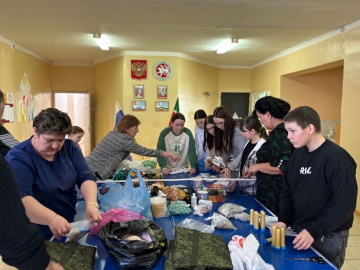 Урыс мәктәбе коллективы махсус хәрби операциядә катнашучы чыгарылыш укучыларына посылка җыя