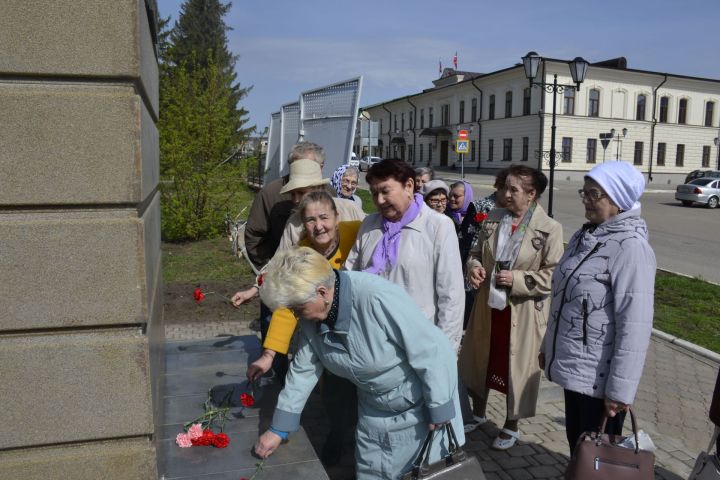 В Мензелинске состоялось возложение цветов к памятнику Владимиру Ленину