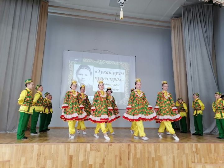 В средней школе № 1 города Мензелинска состоялся фестиваль под названием «Шагыйрь рухы безнең күңелләрдә»