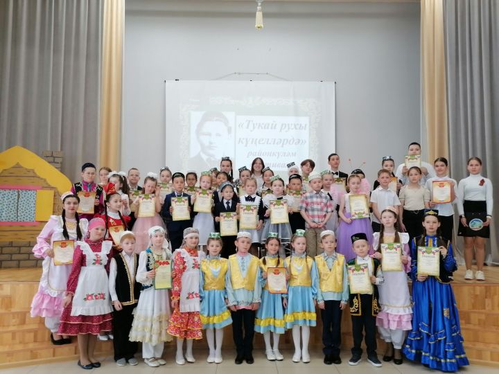 В средней школе № 1 города Мензелинска состоялся фестиваль под названием «Шагыйрь рухы безнең күңелләрдә»
