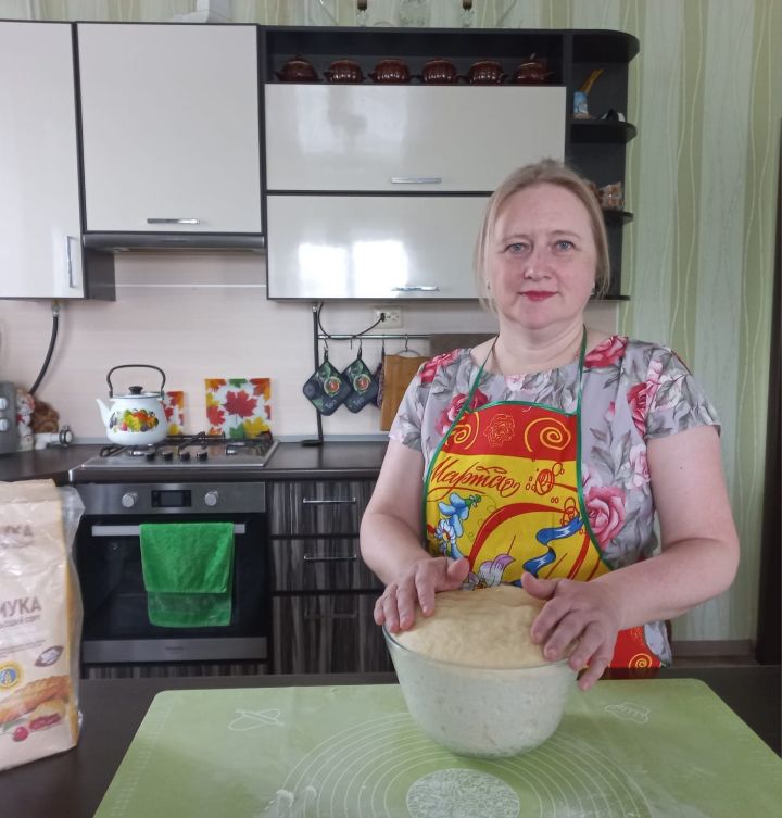 Жительница Мензелинска Ольга Салимуллина печет куличи по рецепту бабушки