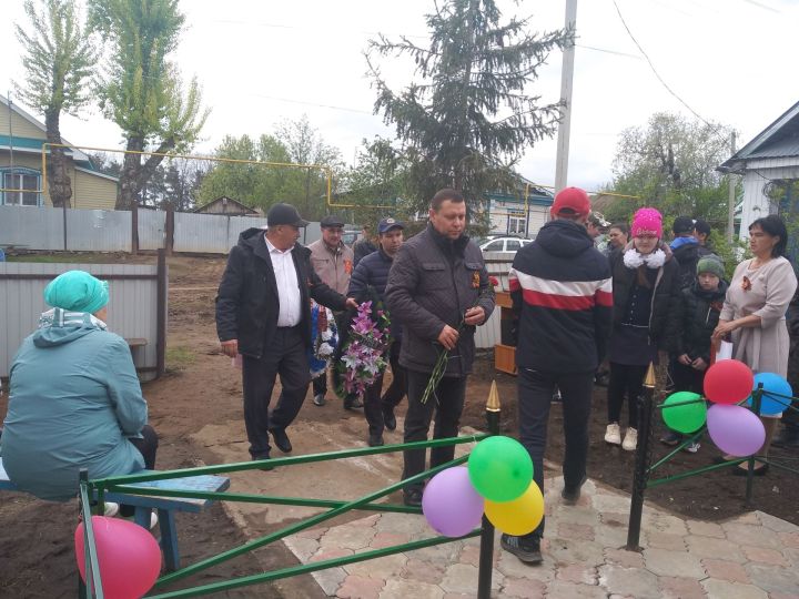 Тегермәнчедә Җиңү бәйрәме хөрмәтенә митингны үзара салым буенча ясалган обелиск янында үткәрделәр