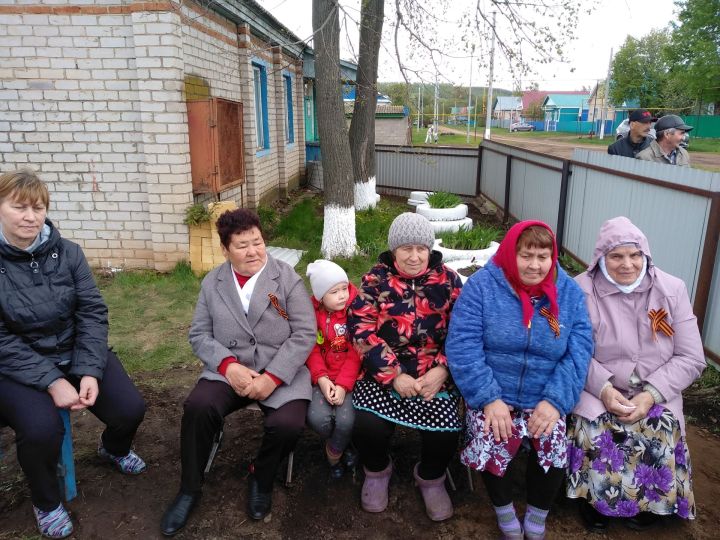 Тегермәнчедә Җиңү бәйрәме хөрмәтенә митингны үзара салым буенча ясалган обелиск янында үткәрделәр