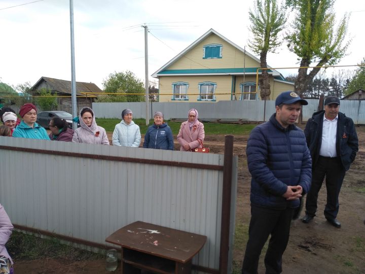 Тегермәнчедә Җиңү бәйрәме хөрмәтенә митингны үзара салым буенча ясалган обелиск янында үткәрделәр