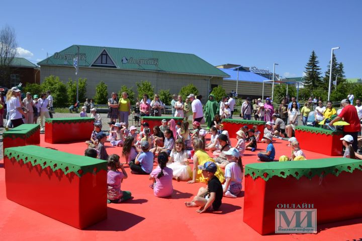 В Мензелинске на празднике ко Дню защиты детей Татарский государственный театр кукол «Әкият» показал бэби-спектакль