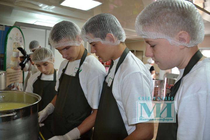 В Мензелинской школе-интернате приступили к изготовлению рекордного сыра