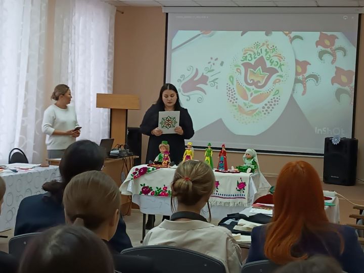В Мензелинске провели мастер-класс по татарским узорам