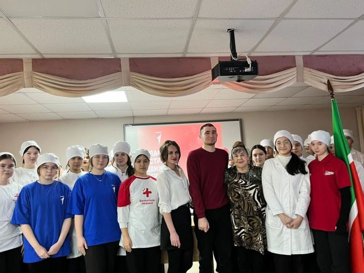 Волонтер-медик Илназ Вәҗетдинов Минзәләдә студентлар белән очрашты