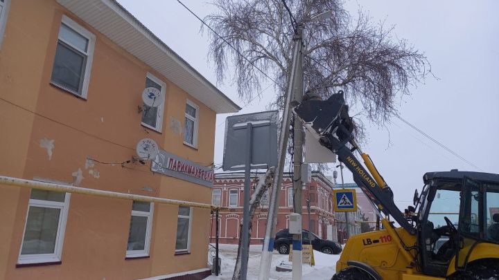 В Мензелинске начали убирать Новогодние украшения